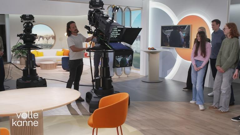 Eine Schülergruppe steht im "Volle Kanne"-Studio.