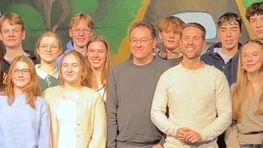 Screenshot LinkedIn-Post Georg Drotschmann mit Schülerinnen und Schülern der Georg-Büchner-Schule beim Gruppenfoto