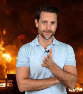 Auf dem Bild zu sehen ist im Hintergrund eine Explosion, Feuer und Rauchwolken. Auf der rechten Seite zu sehen ist Host Mirko Drotschmann.