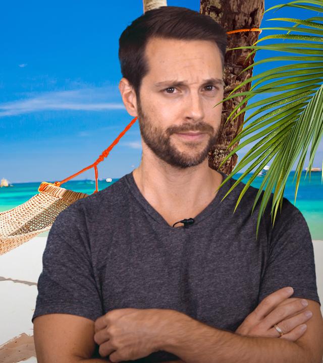 Auf der linken Seite zu sehen ist der Host Mirko Drotschmann; im Hintergrund zu sehen ist eine Hängematte und ein Warnschild