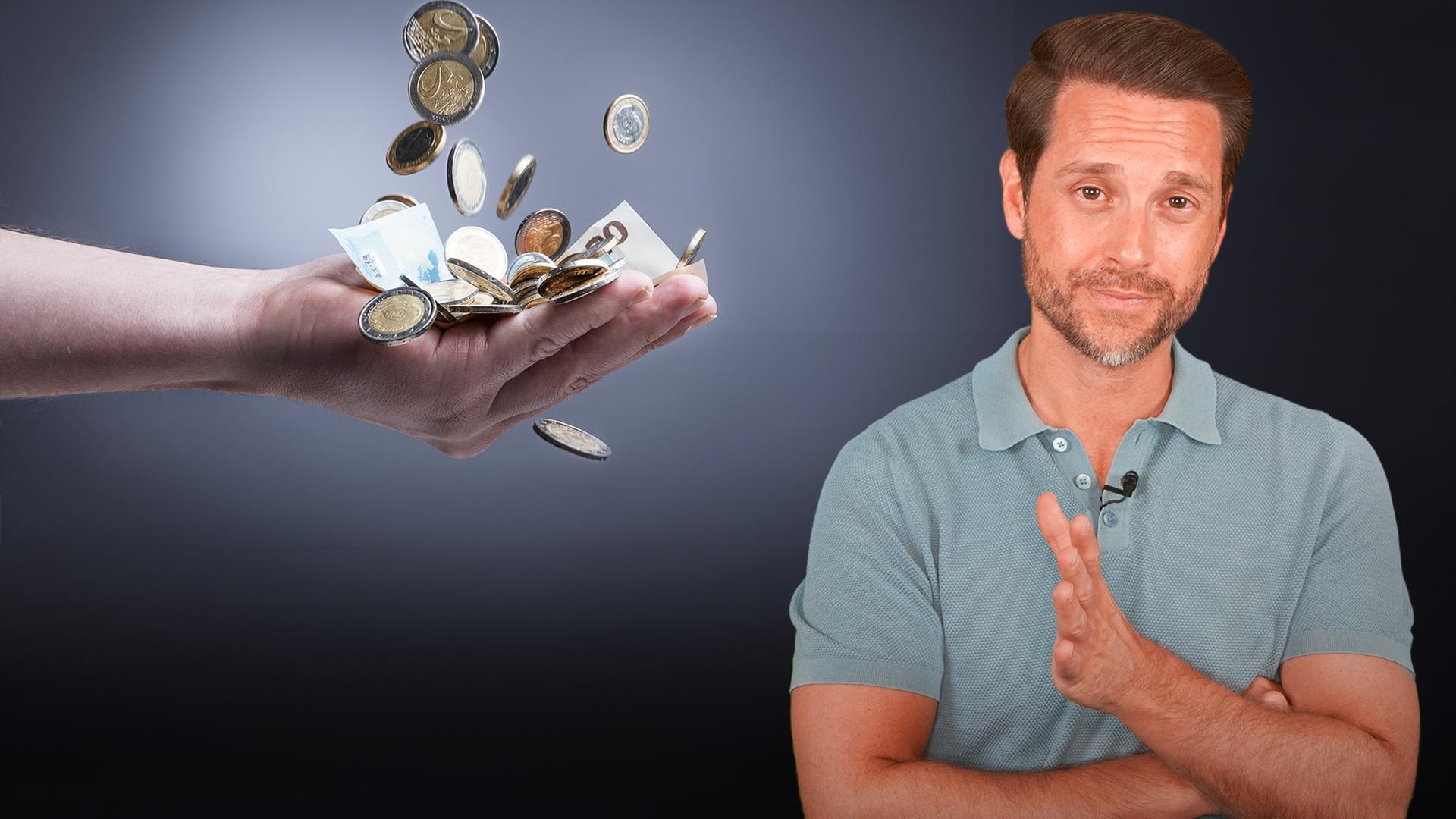 Auf dem Bild sieht man auf der rechten Seite den Host Mirko Drotschmann. Links im Bild zu sehen ist eine Hand, die Geld auffängt.