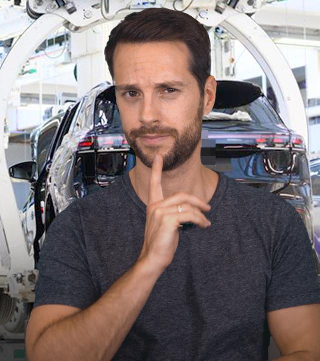 Rechts im Bild zu sehen ist Host Mirko Drotschmann. Im Hintergrund sieht man eine Produktionshalle der Automobilbranche.
