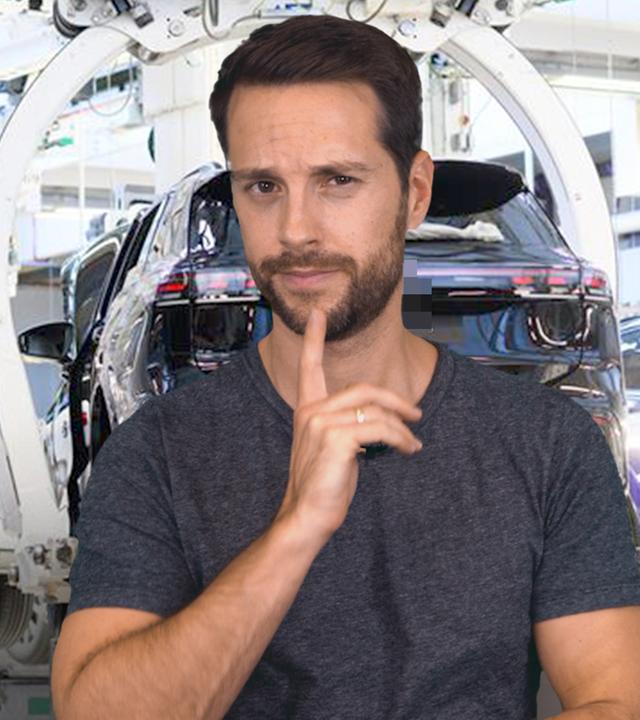 Rechts im Bild zu sehen ist Host Mirko Drotschmann. Im Hintergrund sieht man eine Produktionshalle der Automobilbranche.
