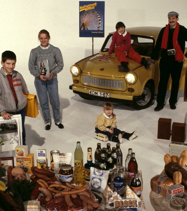 Ein Schaubild zeigt den Lebensstandard einer DDR-Familie in den Achtzigerjahren.