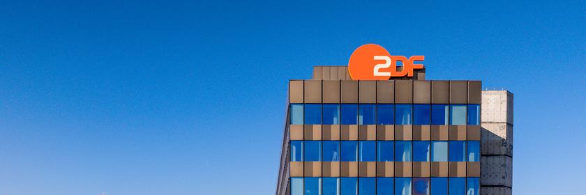 ZDF-Hochhaus mit ZDF-Logo vor blauem Himmel