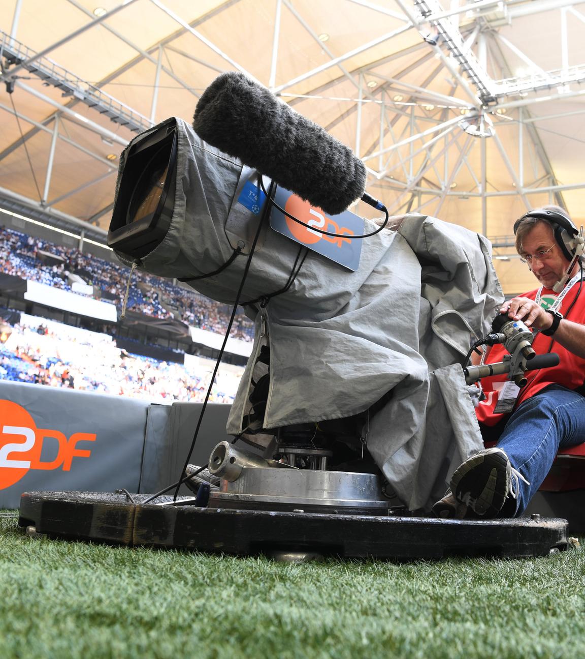 ZDF-Fernsehkamera im Fußballstadion