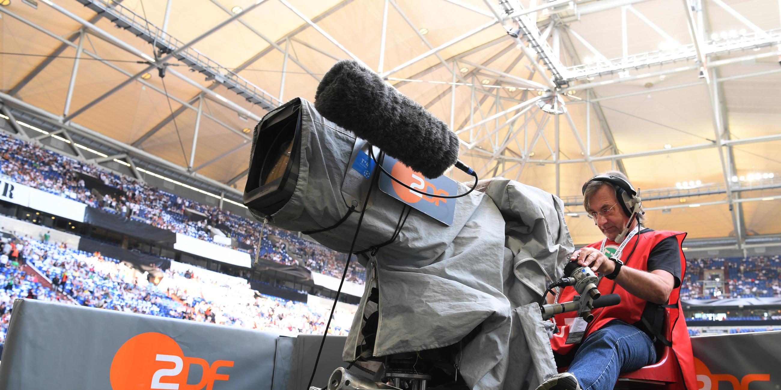ZDF-Fernsehkamera im Fußballstadion