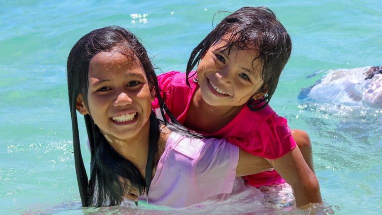 Kinderhilfe Philippinen: Zwei Kinder baden im Meer