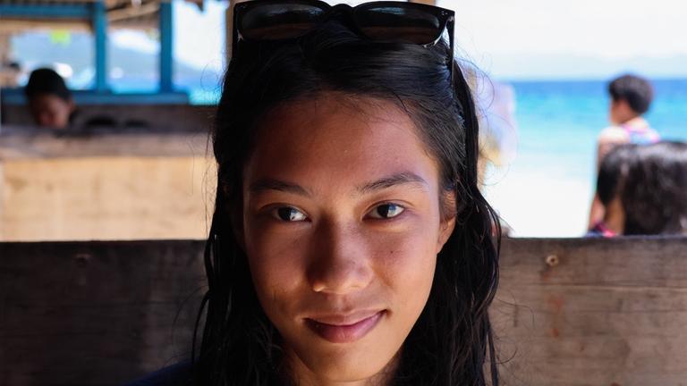 Kinderhilfe Philippinen: Shara (18) am Tangkaan Beach in Padre Burgos.