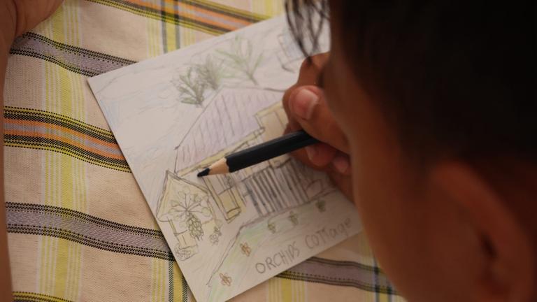 Kinderhilfe Philippinen: Ein Kind malt ein Bild