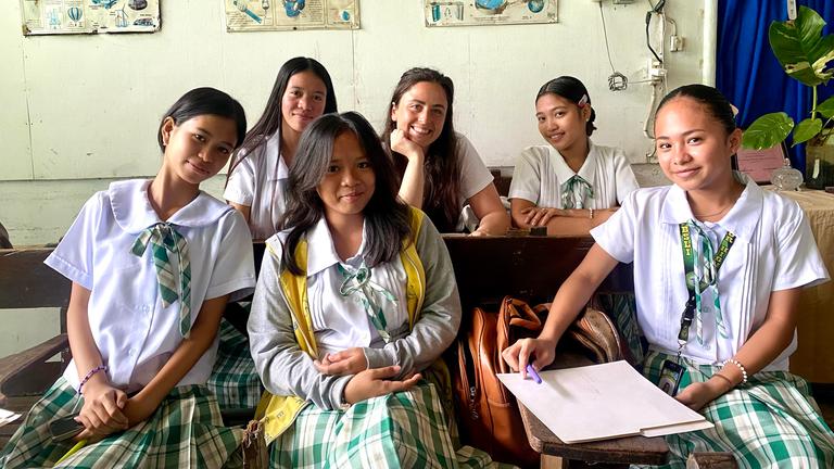 Logo-Reorterin in schulklasse mit schülerinnen der kinderhilfe philippinen