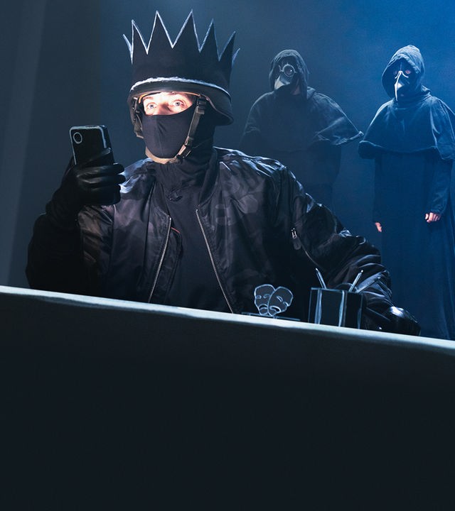 Maskenball im Dunkelfeld - Mobbing, Doxxing, Stalking, Swatting, Selbsthass – Die Spielzeit 2026 im Schauspielhaus Bickendorf ist eröffnet! Mit einem fulminanten Debüt, das die Anonymität des Digitalen auf die Bühne hebt.