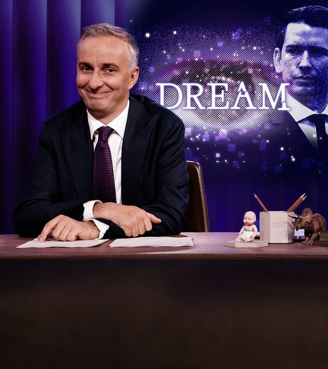 Links im Bild sitzt Jan Böhmermann. Rechts im Bild sind der Schriftzug "DREAM" und eine Grafik von Sebastian Kurz abgebildet.