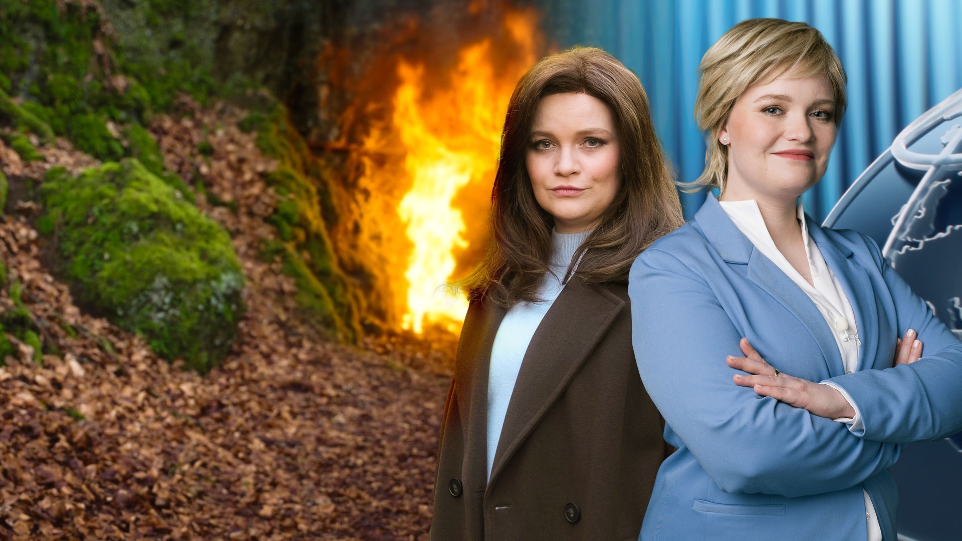 Montage: Reporterin Katja Forohrd (Caro Worbs) und Moderatorin Sabine Carolina Foehnigs (Caro Worbs) stehen nebeneinander: Auf einer Seite liegt vor blauem Hintergrund im Anschnitt eine grafische Weltkugel, auf der anderen Seite liegt im Hintergrund eine Abbildung eines lodernden Feuers.