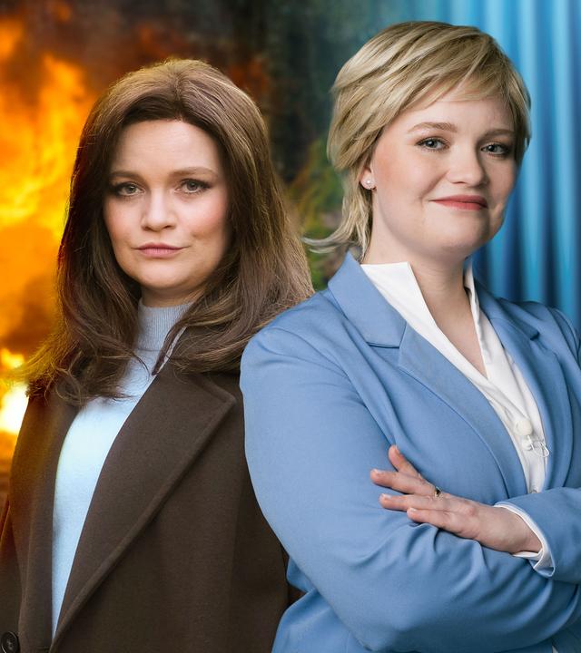 Montage: Reporterin Katja Forohrd (Caro Worbs) und Moderatorin Sabine Carolina Foehnigs (Caro Worbs) stehen nebeneinander: Auf einer Seite liegt vor blauem Hintergrund im Anschnitt eine grafische Weltkugel, auf der anderen Seite liegt im Hintergrund eine Abbildung eines lodernden Feuers.