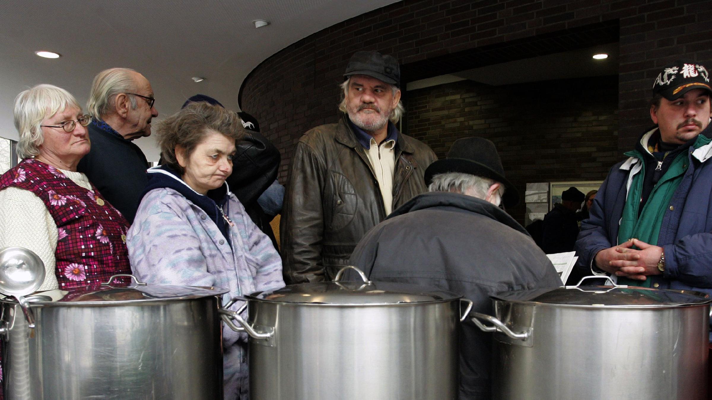 Archiv: Mehrere Gäste der Suppenküche des Franziskanerklosters in Berlin