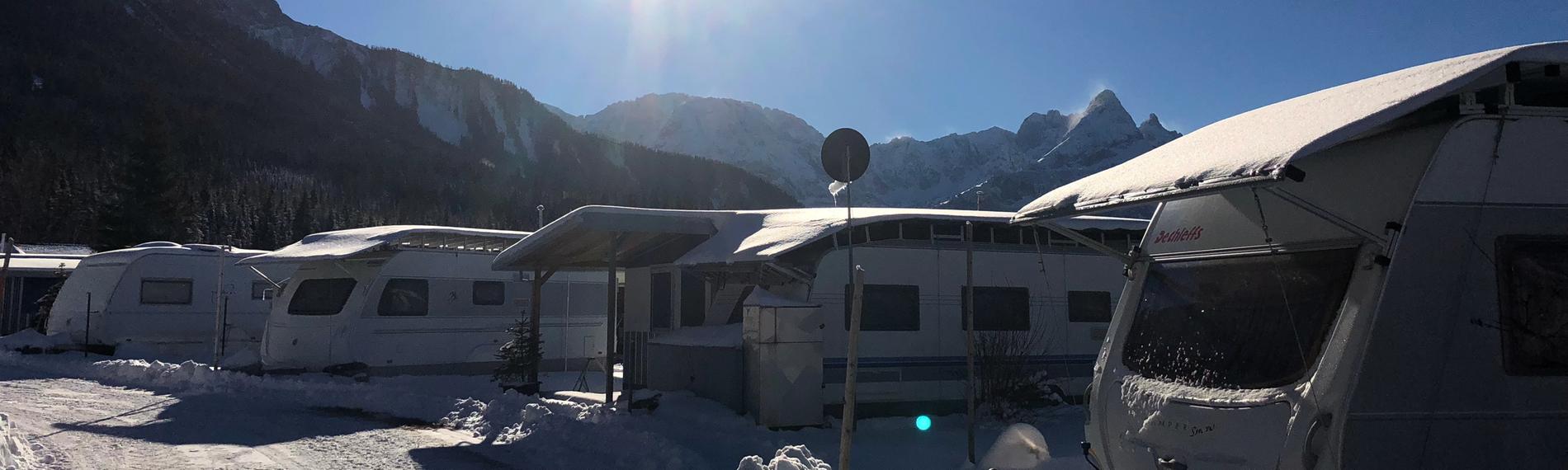 Blick auf den schneebedeckten Campingplatz Zugspitzresort in Ehrwald/Tirol