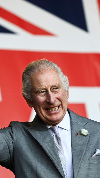 König Charles III. von Großbritannien winkt während der Feierlichkeiten zur britischen und französischen Kultur und Wirtschaft auf dem Place de la Bourse.
