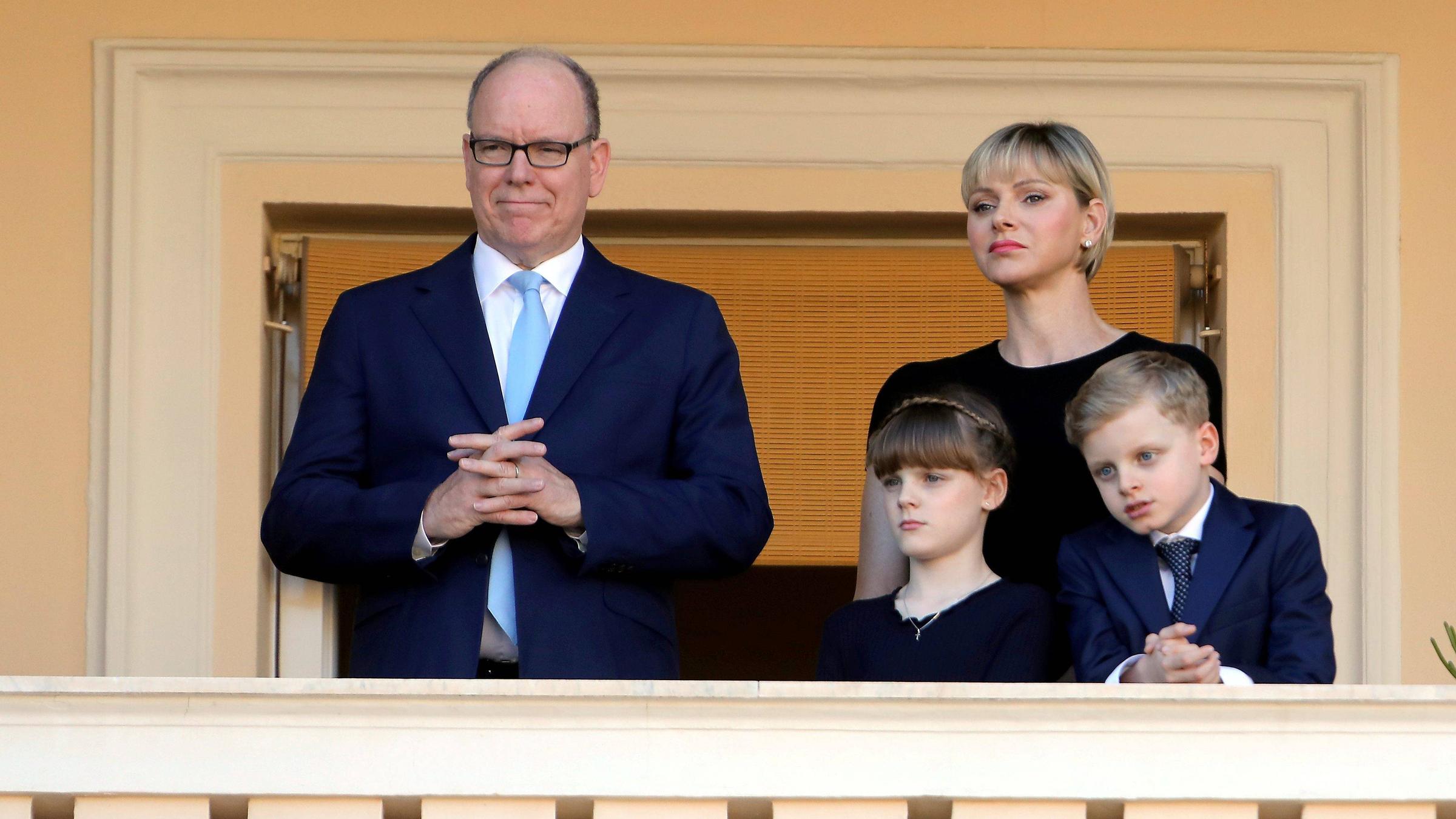 ZDFroyal: Fürstenkinder - Monaco - „Glanz und Drama“: Albert II und Charlene von Monaco auf dem Balkon stehend gemeinsam mit ihren Zwillingen Gabriella und Jaques.