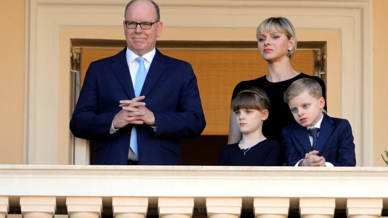 ZDFroyal: Fürstenkinder - Monaco - „Glanz und Drama“: Albert II und Charlene von Monaco auf dem Balkon stehend gemeinsam mit ihren Zwillingen Gabriella und Jaques.