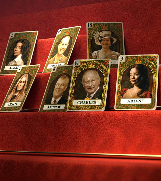 Die Geschwister der britischen und holländischen Königsfamilie sind auf Spielkarten abgebildet. Die Spielkarten stehen auf einer mit rotem Samt verkleideten Treppe. Zu sehen sind Ariane, Amalia und Alexia aus Holland und Charles, Edward, Andrew und Anne aus England. 
