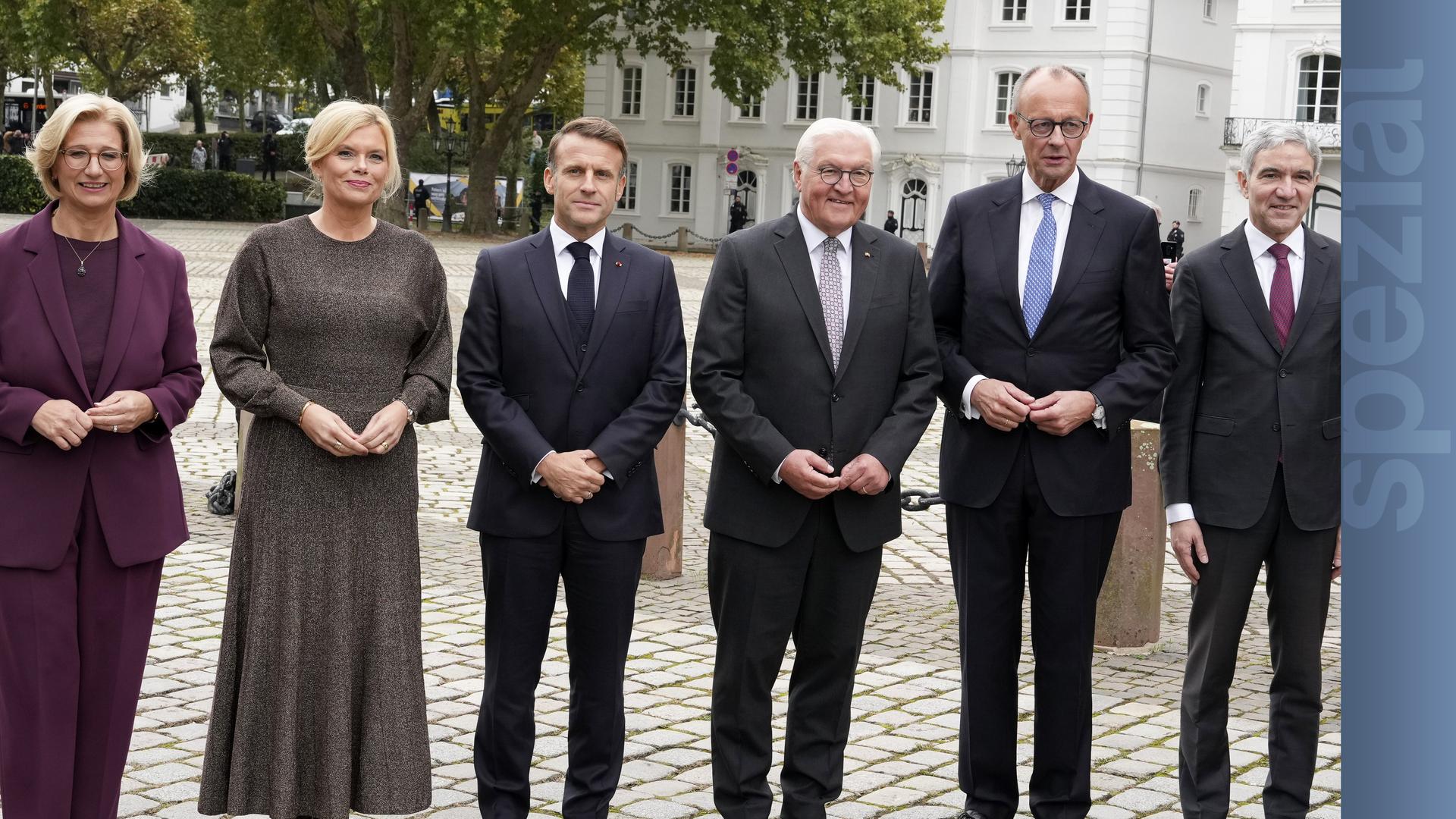 Festakt zum Tag der deutschen Einheit am 3.10.2025 in Saarbrücken. Auf dem Platz vor dem Saarbrücker Schloss stehen v.l. Ministerpräsidentin Anke Rehlinger, Bundestagspräsidentin Julia Kloeckner, der französische Präsident Emanuel Macron, Bundespräsident Frank Walter Steinmeier, Bundeskanzler Friedrich Merz und der Präsident des Verfassungsgerichts Stephan Habarth