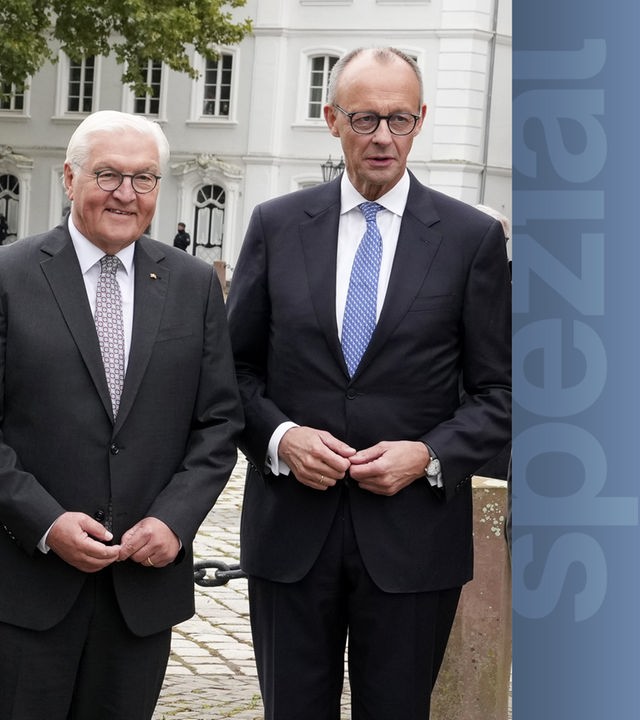 Festakt zum Tag der deutschen Einheit am 3.10.2025 in Saarbrücken. Auf dem Platz vor dem Saarbrücker Schloss stehen v.l. Ministerpräsidentin Anke Rehlinger, Bundestagspräsidentin Julia Kloeckner, der französische Präsident Emanuel Macron, Bundespräsident Frank Walter Steinmeier, Bundeskanzler Friedrich Merz und der Präsident des Verfassungsgerichts Stephan Habarth