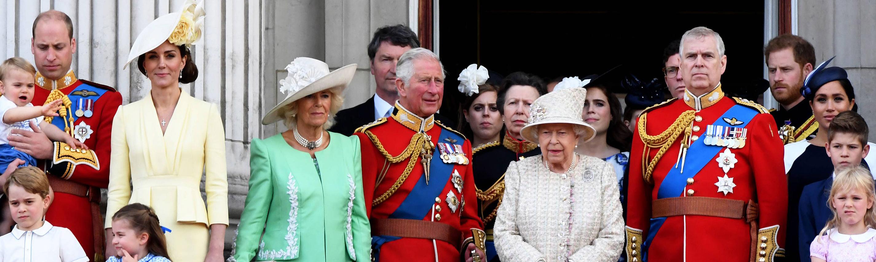 In der vorderen Reihe von links nach rechts: Camilla, Duchess of Cornwall, Charles, Prince of Wales, Queen Elizabeth, Andrew, Duke of York. Im Hintergrund u.a. Meghan, Duchess of Sussex und Harry, Duke of Sussex