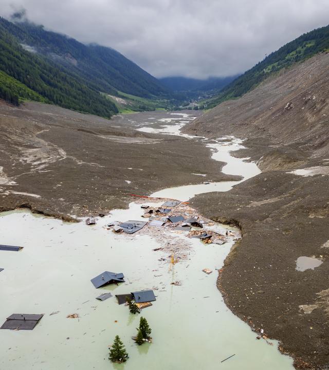 Das Schweizer Dorf Blatten, nachdem es durch einen Bergsturz unter Massen von Eis, Schlamm und Felsen begraben wurde. 