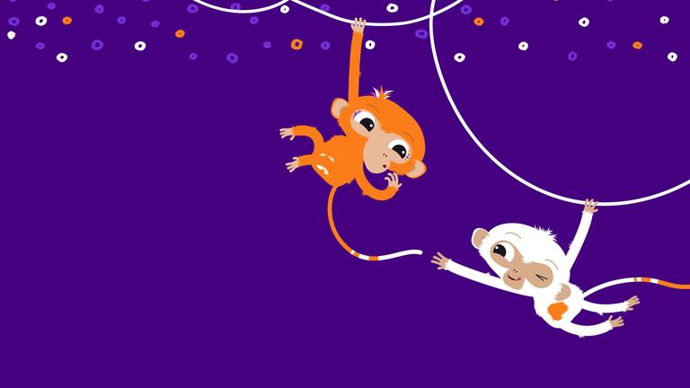 Die ZDFchen Milo und Mo sitzen auf dem ZDFchen-Logo und spielen Tauziehen mit ihren verknoteten Schwänzen