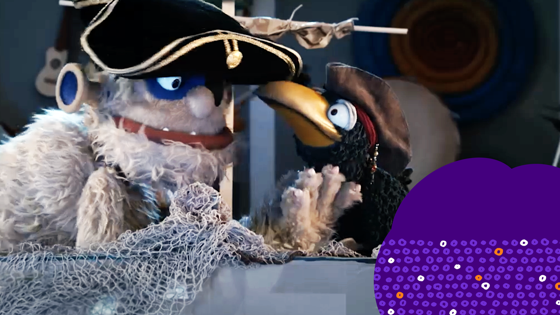 Rabe Rudi Kopf an Kopf mit einem Monster-Piraten