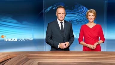 Studioaufnahme des "heute journal" mit Marietta Slomka und Christian Sievers, die nebeneinander hinter einem Nachrichtentisch stehen und in die Kamera blicken. Die Kulisse zeigt eine blaue, modern gestaltete Weltgrafik sowie das Sendungslogo. Das Bild illustriert einen Artikel über eine Publikumsumfrage zur Wahrnehmung der Sendung.