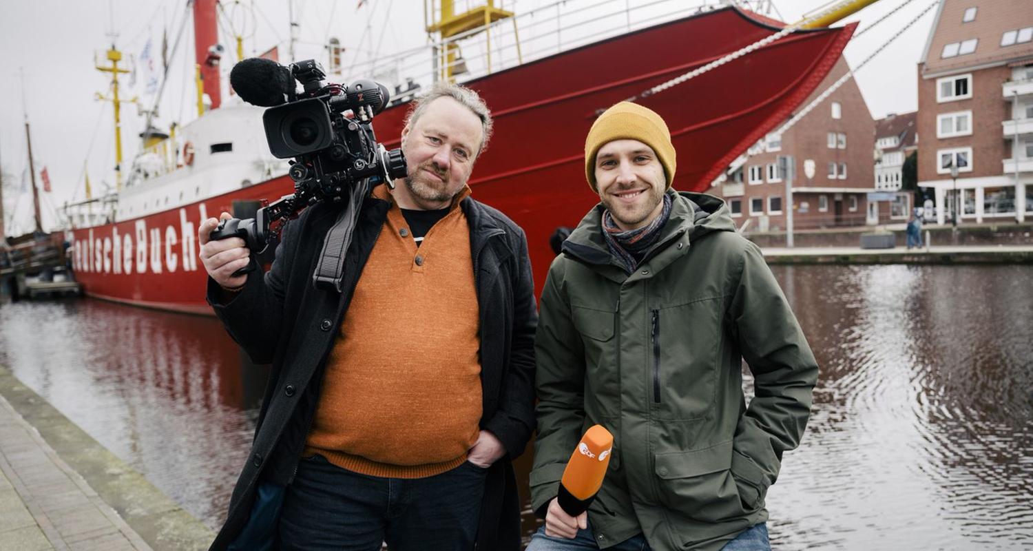 ZDF-Reporter Simon Hrubesch und Kameramann und Cutter Thomas Henke sind für #ZDFin unterwegs in Emden.