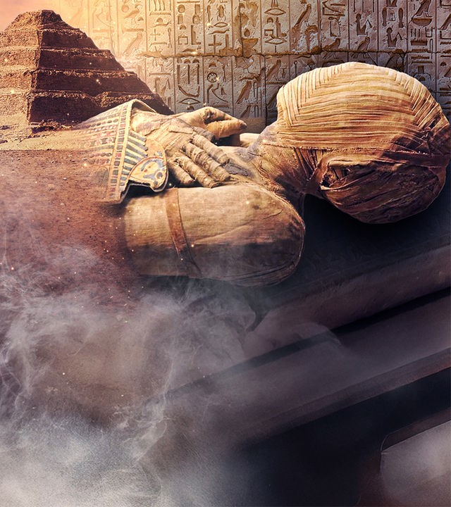 Mumie aus dem Louvre vor Hieroglyphen und der Pyramide von Djoser