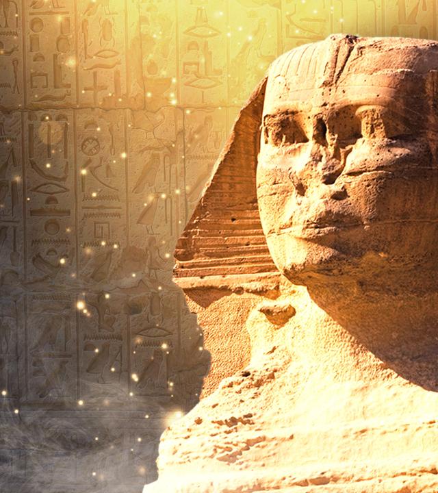 Die Sphinx vor einer Hieroglyphenwand mit Nebel und Glitzereffekten.