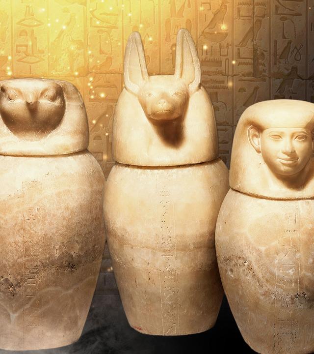 Drei Sarkophage vor einer Hieroglyphenwand mit Nebel und Funkeneffekten.