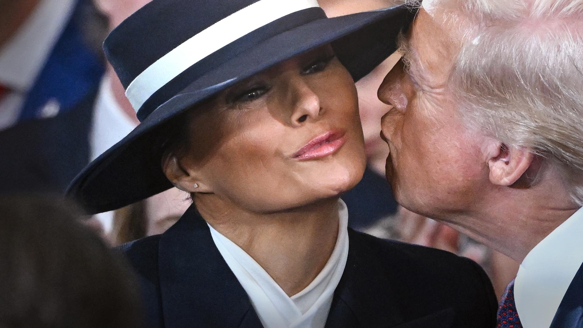Melania Trumps und Donald Trumps berühmter Kuss bei der Inauguration