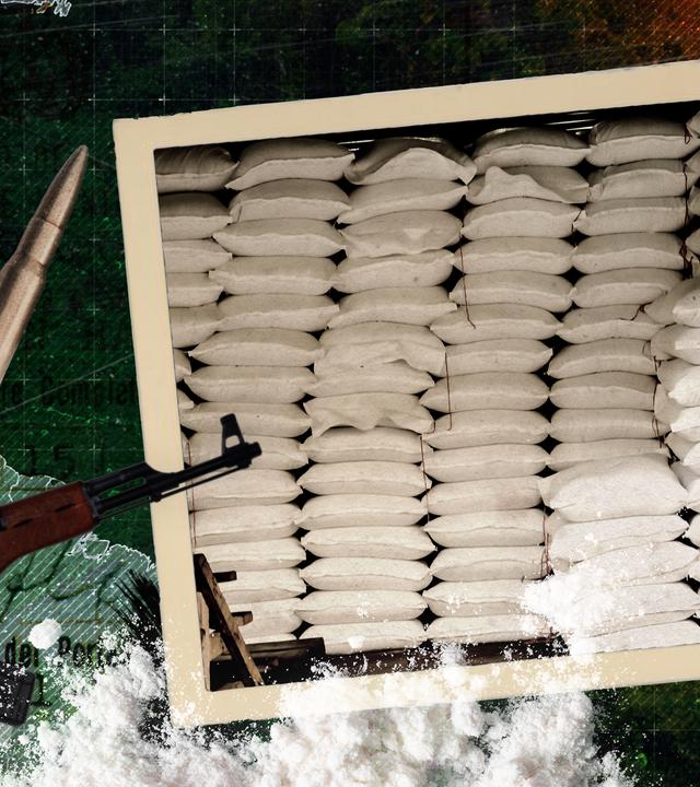 Kokainbeutel und Waffen vor einer Karte von Amerika