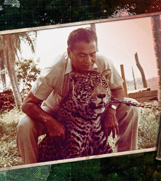 Roberto Suarez mit einem Jaguar vor einer Karte von Amerika