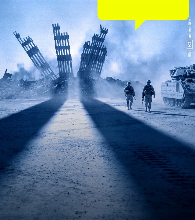 Die Silhouette der Trümmer des World Trade Center ragen aus einem staubigen Umfeld. Im Vordergrund laufen zwei bewaffnete Personen neben einem Militärfahrzeug durch die Szene, lange Schatten ziehen sich über den Boden.