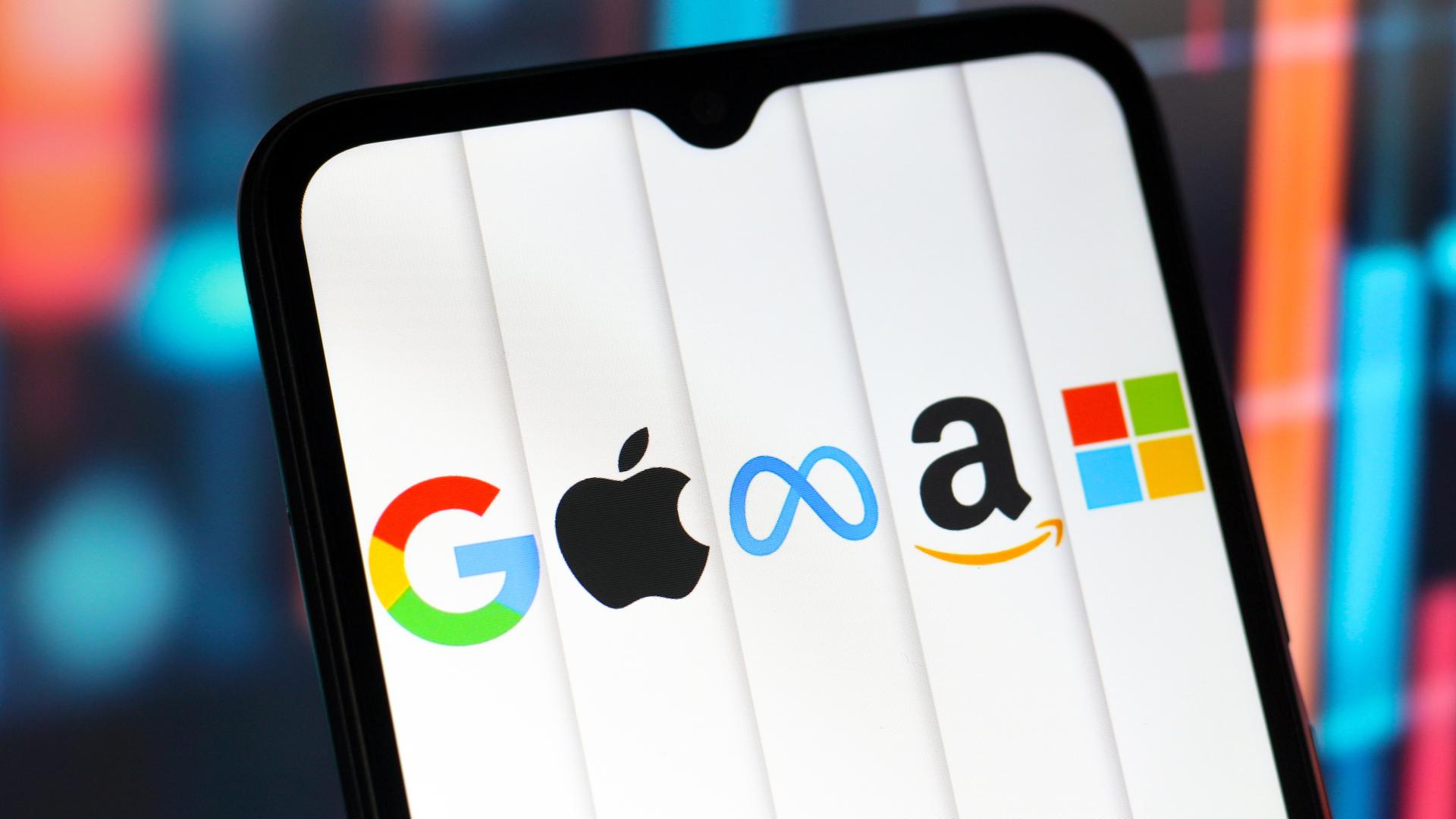 Illustration verschiedener Tech-Konzerne wie Google, Apple, Meta, Amazon auf einem Smartphone