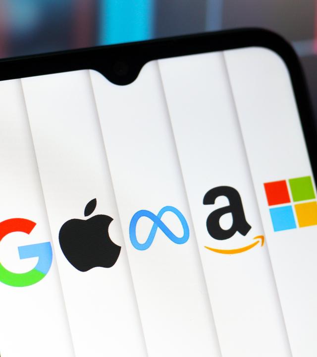 Illustration verschiedener Tech-Konzerne wie Google, Apple, Meta, Amazon auf einem Smartphone