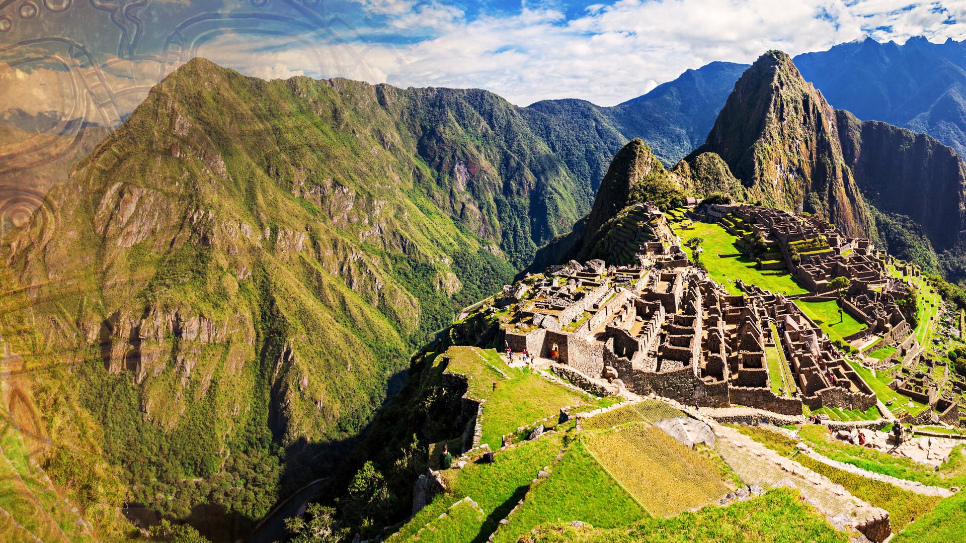 Eine Luftaufnahme des Machu Picchu mit Inkaruinen liegt im Sonnenschein unter blauem Himmel. An der Seite überlagert das Muster einer Sonnenscheibe der Inka das Landschaftspanorama.