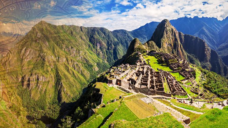 Eine Luftaufnahme des Machu Picchu mit Inkaruinen liegt im Sonnenschein unter blauem Himmel. An der Seite überlagert das Muster einer Sonnenscheibe der Inka das Landschaftspanorama.