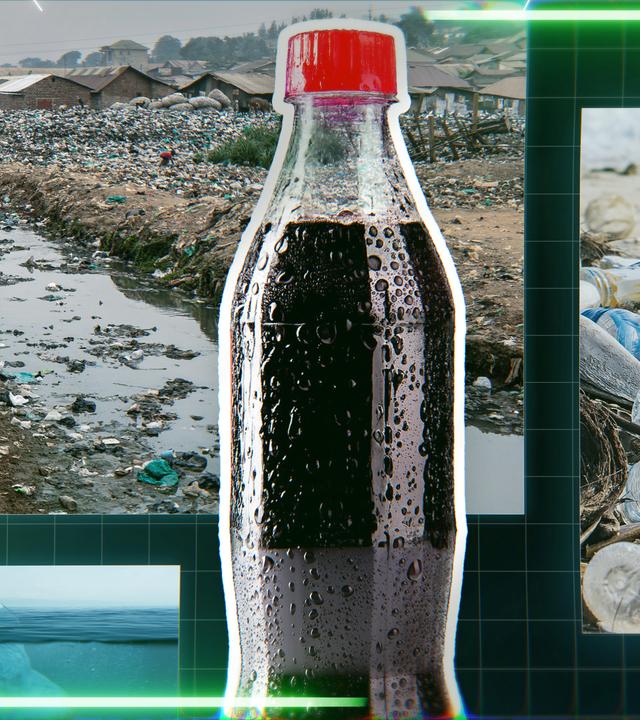 Plastikmüll mit einer Cola-Flasche im Vordergrund