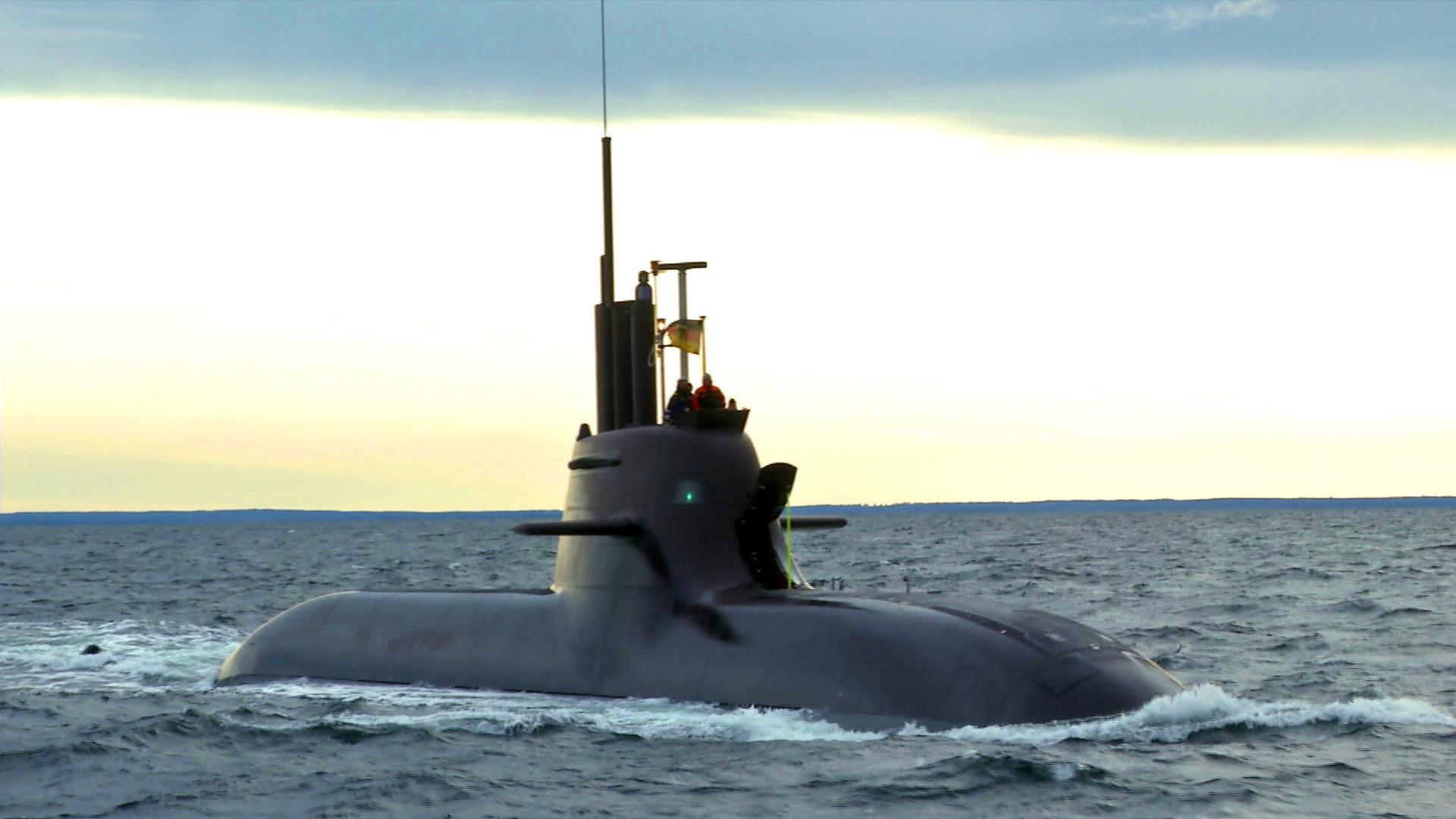 Ein U-Boot liegt im Wasser.