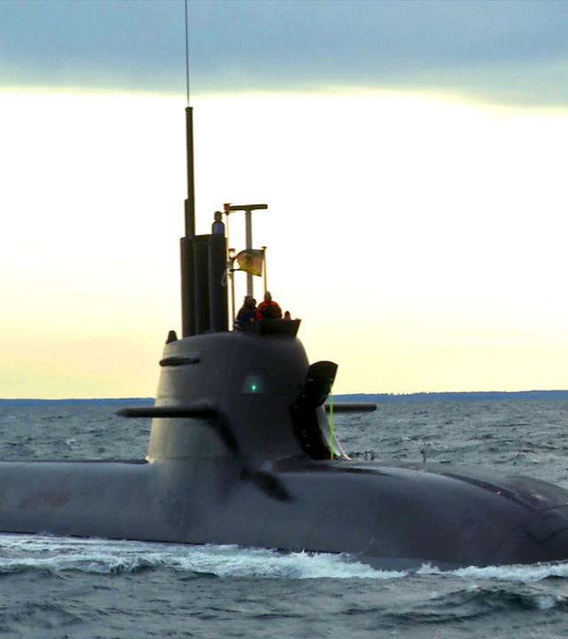 Ein U-Boot liegt im Wasser.