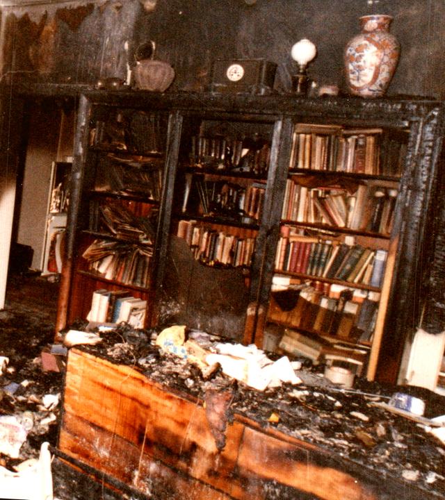 Schwere Zerstörungen in einem Zimmer nach einem Brand.