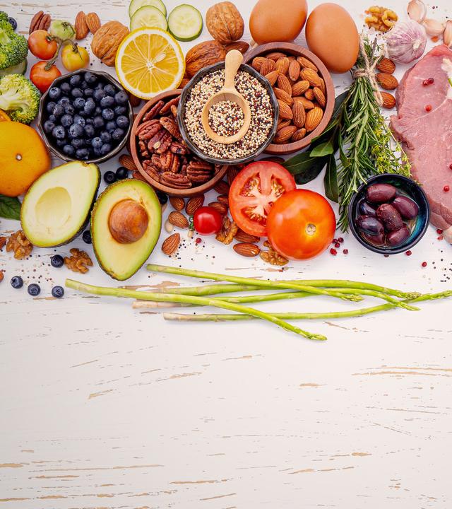 Sicht von oben; auf einer weiß gestrichenen Tafel liegen verschiedene Lebensmittel