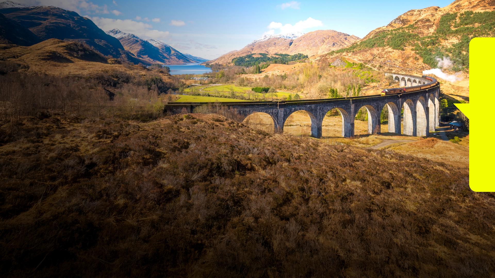Ein Zug überquert das Glenfinnan Viaduct in Schottland.